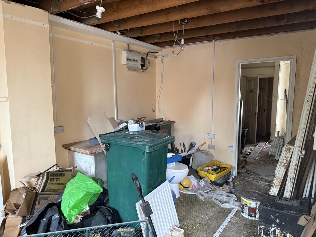 Lot: 45 - MIXED USE FREEHOLD BUILDING - rear storage room